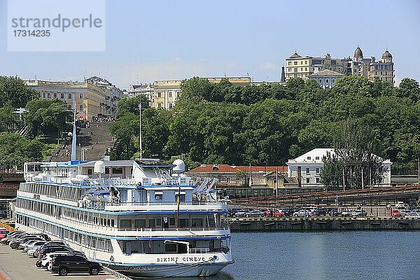 Hafen von Odessa mit Kreuzfahrtschiff Viking Sineus  hinten Potemkinsche Treppe und Altstadt  Odessa  Ukraine  Europa