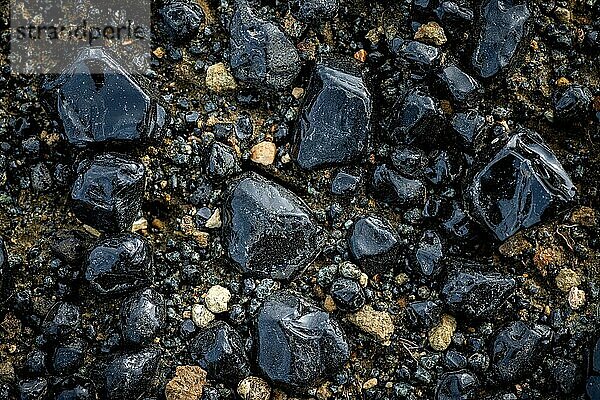 Obsidian  vulkanisches Gesteinsglas  Landmannalaugar  Fjallabak  Island  Europa