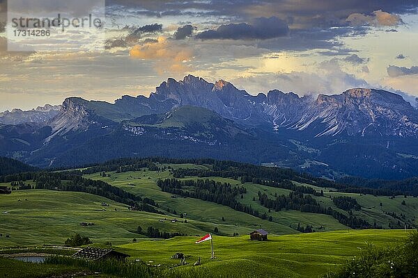 Blick über die Seiseralm (Vordergrund) auf die Gipfel der Geisler-Gruppe und das Cisles-Tal  Südtirol  Italien  Europa