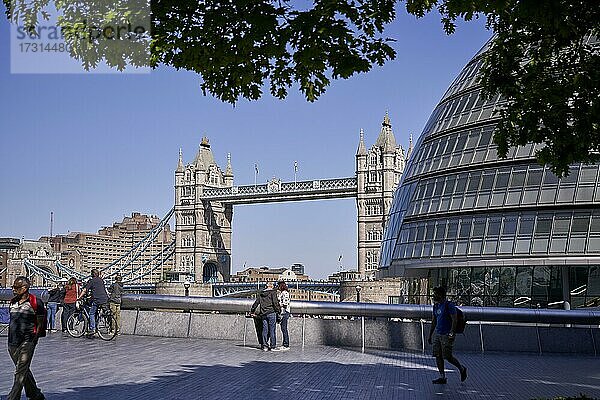 Tower Bridge mit Rathaus im Vordergrund  London  England  Großbritannien  Europa