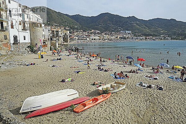 Badende am Strand der Altstadt  Touristenort Cefalu  Sizilien  Italien  Europa