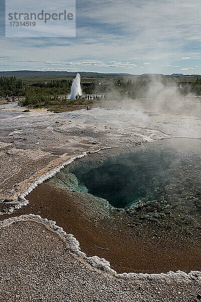 Thermalquelle und Eruption Geysir Strokkur  Geothermalgebiet Haukadalur  Geysir  Island  Europa