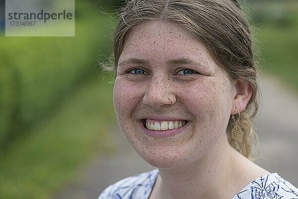 Portrait einer lachenden  jungen Frau mit Sommersprossen  Deutschland  Europa