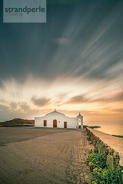 Weiße mediterane Kirche am Meer. Sonnenaufgang  Langzeitbelichtung  Agios Nikolaos  Zakyntos  Griechenland  Europa