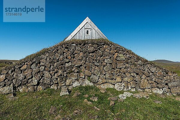 Einsame Hütte mit Steinwall  Hochtemperaturgebiet oder Geothermalgebiet Hveravellir  Kjölur  Hochland  Island  Europa