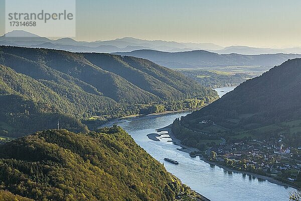 Blick von der Burg Aggstein über die Donau. Wachau  Österreich  Europa