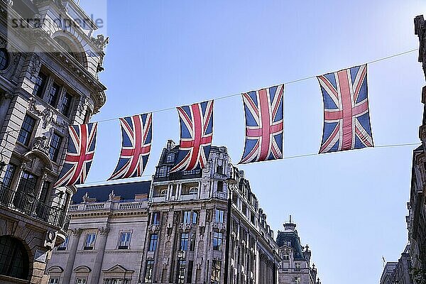 Union Jack Beflaggung über Straße mit alten Gebäuden  London  England  Großbritannien  Europa