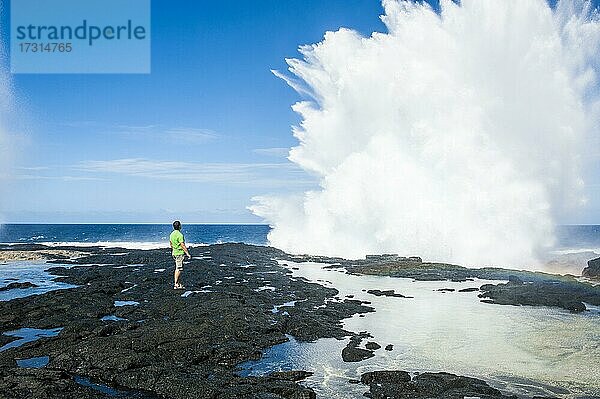 Tourist genießt die riesigen Wellen in den Alofaaga Blowholes im Süden von Savai'i  Südpazifik  Samoa  Ozeanien