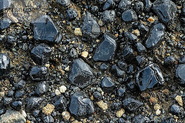 Obsidian  vulkanisches Gesteinsglas  Landmannalaugar  Fjallabak  Island  Europa