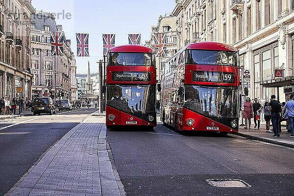 Zwei Busse auf der Regent Street  London  England  Großbritannien  Europa