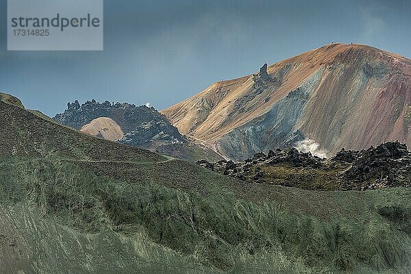 Brennisteinsalda und Lavafeld Laugahraun  Rhyolith-Berge  Hochtemperaturgebiet  Landmannalaugar  Hochland  Island  Europa