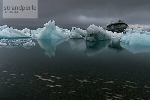 Langzeitbelichtung  Eisberge  Gletscherlagune Jökulsárlón  Südisland  Island  Europa