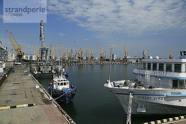 Hafen von Odessa mit Kreuzfahrtschiff Viking Sineus  hinten Frachthafen  Odessa  Ukraine  Europa