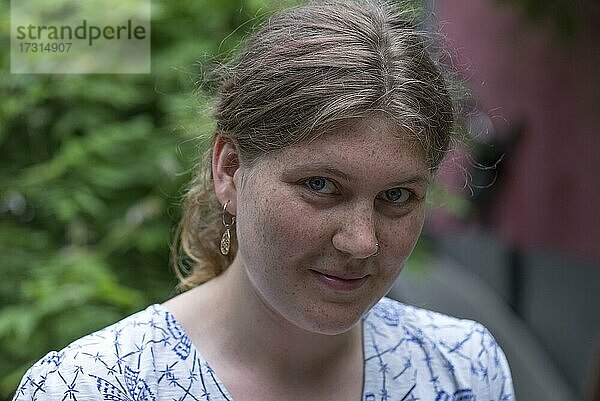 Portrait einer jungen Frau mit Sommersprossen  Deutschland  Europa