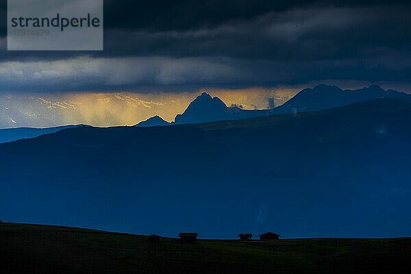 Lichtstimmung nach einem Gewitter mit Blick auf die Gipfel des Roteck (3.337 Mtr./links) und der Hochwilde (3.602 Mtr./rechts)  im Hintergrund Berge der Ötztaler Alpen  Seiseralm  Südtirol  Italien  Europa