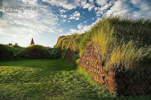 Grassodenhäuser  Abendlicht  Torfgehöft oder Torfmuseum Glaumbaer oder Glaumbær  Skagafjörður  Norðurland vestra  Island  Europa