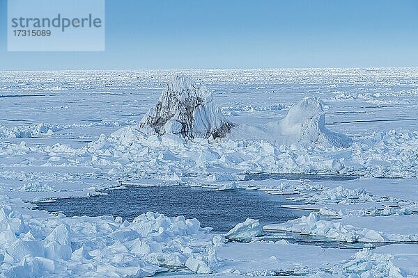 Blauer Eisberg in der hohen Arktis in der Nähe des Nordpols  Arktis
