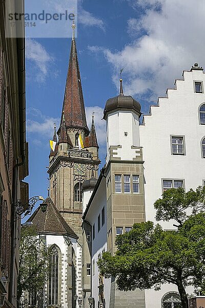 Der Münsterturm mit Hausherrenbeflaggung  rechts das österreichische Schlösschen  Radolfzell am Bodensee  Landkreis Konstanz  Baden-Württemberg  Deutschland  Europa