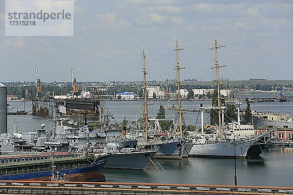 Marinehafen Odessa mit Windjammer Druschba und augemusterten Kriegschiffen der Schwarzmeerflotte  Odessa  Ukraine  Europa