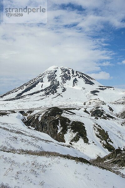 Schneebedeckte Berge im Unesco-Welterbe Shiretoko-Nationalpark  Hokkaido  Japan  Asien