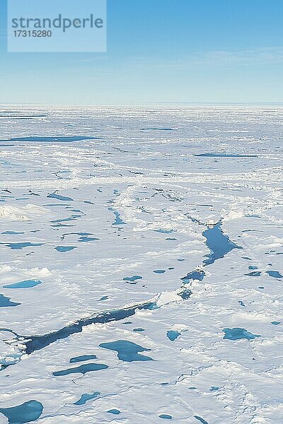Luftaufnahme des schmelzenden Eises am Nordpol  Arktis
