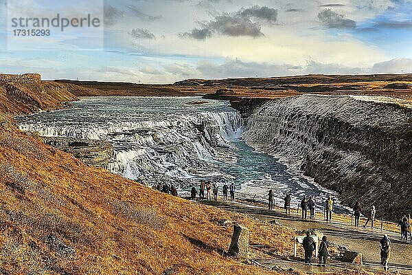 Besucher am Wasserfall  Gullfoss mit Eis  Fluss Hvítá  Haukadalur  Golden Circle  Südisland  Island  Europa