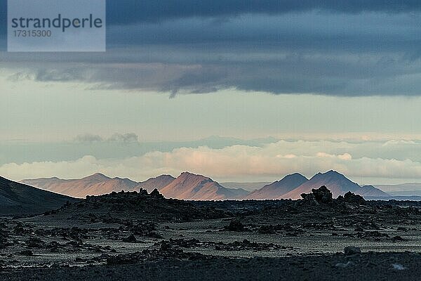 Ódáðahraun  Missetäterlavafeld  Vulkanlandschaft nahe Tafelvulkan Herðubreið oder Herdubreid  isländisches Hochland  Island  Europa