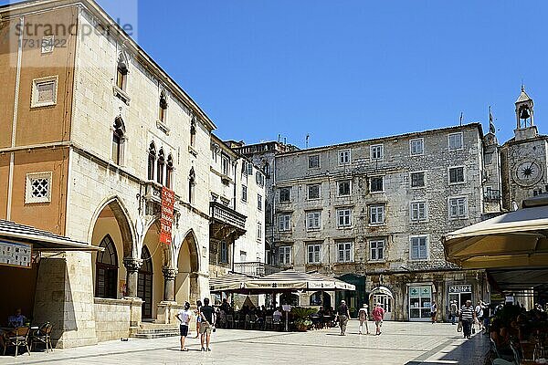 Häuser am Volksplatz Narodni Trg  links das Rathaus  rechts der Uhrturm  Altstadt  Split  Mittel-Dalmatien  Kroatien  Europa