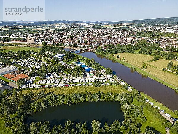 Drohnenaufnahme von der Weser mit Wohnmobilstellplatz und Campingplatz  Holzminden  Weserbergland  Niedersachsen  Deutschland  Europa