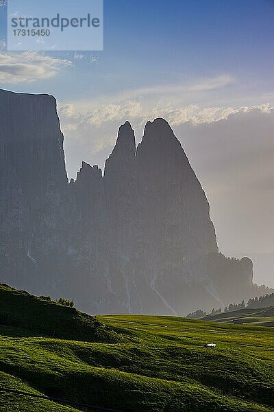 Blick auf (v.l.n.r.) den Burgstall mit der Santener Kanzele  der Euringer Spitze und der Santner Spitze am Rande des Schlern-Massivs  Seiseralm  Südtirol  Italien  Europa