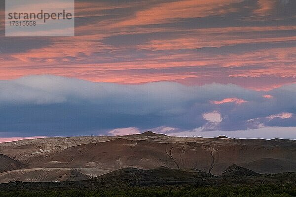 Wolken nach Sonnenuntergang  Vulkan Námafjall  Hochtemperaturgebiet Námaskarð oder Namskard  Námafjall  Mývatn  Nordisland  Island  Europa