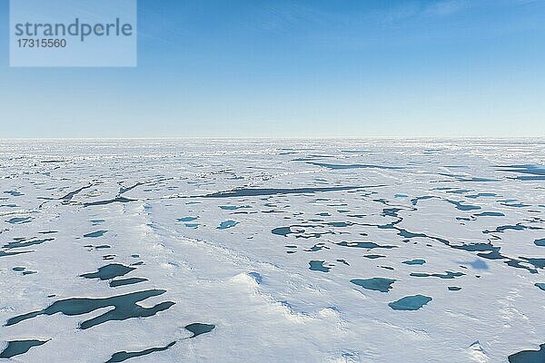 Luftaufnahme des schmelzenden Eises am Nordpol  Arktis