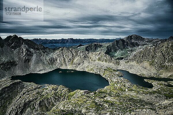 Berge und Wolkenstimmung  Wangenitzseehütte  Wangenitzsee und Kreuzsee  Wiener Höhenweg  Schobergruppe  Nationalpark Hohe Tauern  Kärnten  Österreich  Europa