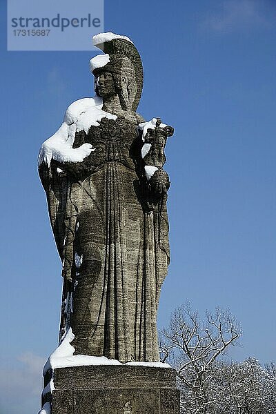 Statue der Pallas Athene auf der Maximiliansbrücke  verschneite Landeshauptstadt München  Freistaat Bayern  Deutschland  Europa