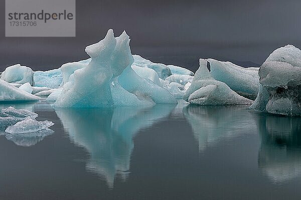 Spiegelung  Eisberge  Gletscherlagune Jökulsárlón  Südisland  Island  Europa
