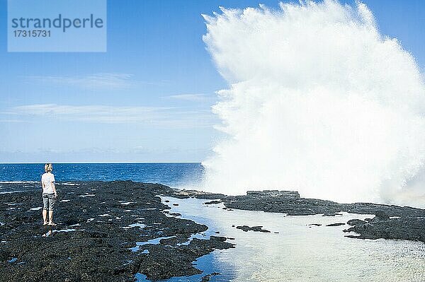 Tourist genießt die riesigen Wellen in den Alofaaga Blowholes im Süden von Savai'i  Südpazifik  Samoa  Ozeanien