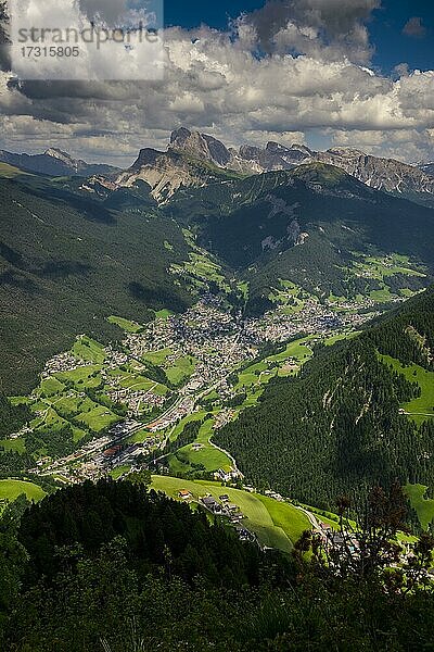 Blick vom Gipfel des Puflatsch  einer Anhöhe der Seiseralm  auf den Ort St. Ulrich im Grödnertal und die Gipfel der Geisler-Gruppe  Südtirol  Italien  Europa