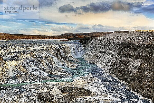 Wasserfall Gullfoss mit Eis  Fluss Hvítá  Haukadalur  Golden Circle  Südisland  Island  Europa