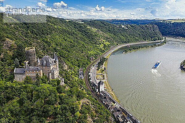 Burg Katz mit Blick auf den Rhein und die Loreley im Hintergrund  Unesco-Welterbe Mittelrheintal  Deutschland  Europa