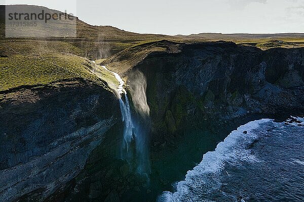 Wasserfall am Meer wird durch Wind verweht  Halbinsel Skagi  Skagafjörður  Norðurland vestra  Island  Europa