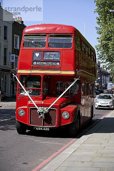 Alter Routemaster Bus an Straße von vorn mit Blumenschmuck  Wedding Special  London  England  Großbritannien  Europa