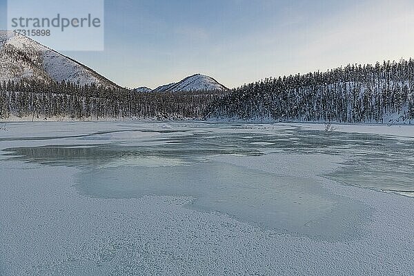 Offenes Wasser auf einem gefrorenen See  Road of Bones  Republik Sacha  Jakutien  Russland  Europa