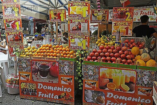 Typische Marktstände in engen Gassen  Marcato di Ballaro  Palermo  Sizilien  Italien  Europa