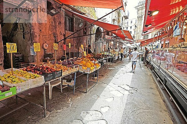 Typische Marktstände in engen Gassen  Marcato di Ballaro  Palermo  Sizilien  Italien  Europa