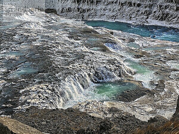 Wasserfall Gullfoss mit Eis  Fluss Hvítá  Haukadalur  Golden Circle  Südisland  Island  Europa