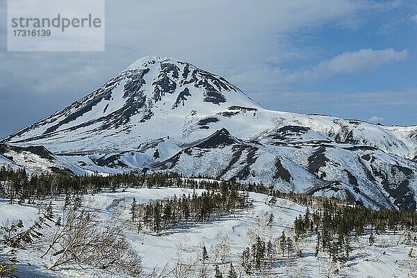 Schneebedeckte Berge im Unesco-Welterbe Shiretoko-Nationalpark  Hokkaido  Japan  Asien