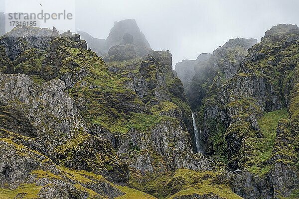 Zerklüftete Berghänge und Wasserfall  bei Skógar oder Skogar  Sudurland  Südisland  Island  Europa