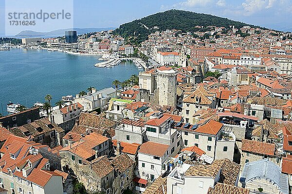 Blick über die Dächer von Split  Mittel-Dalmatien  Kroatien  Europa