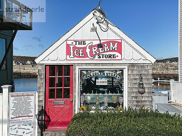 Kleines Haus  Ice Cream Store mit dem Schild Closed  Bearskin Neck  Rockport  Cape Ann  Massachussets  Neuengland  USA  Nordamerika
