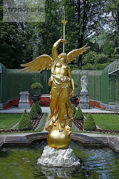 Goldene Springbrunnenfigur der Schicksalsgöttin Fama  Westparterre  Schlosspark  Schloss Linderhof  Königsschloss von Ludwig II. von Bayern  Oberbayern  Bayern